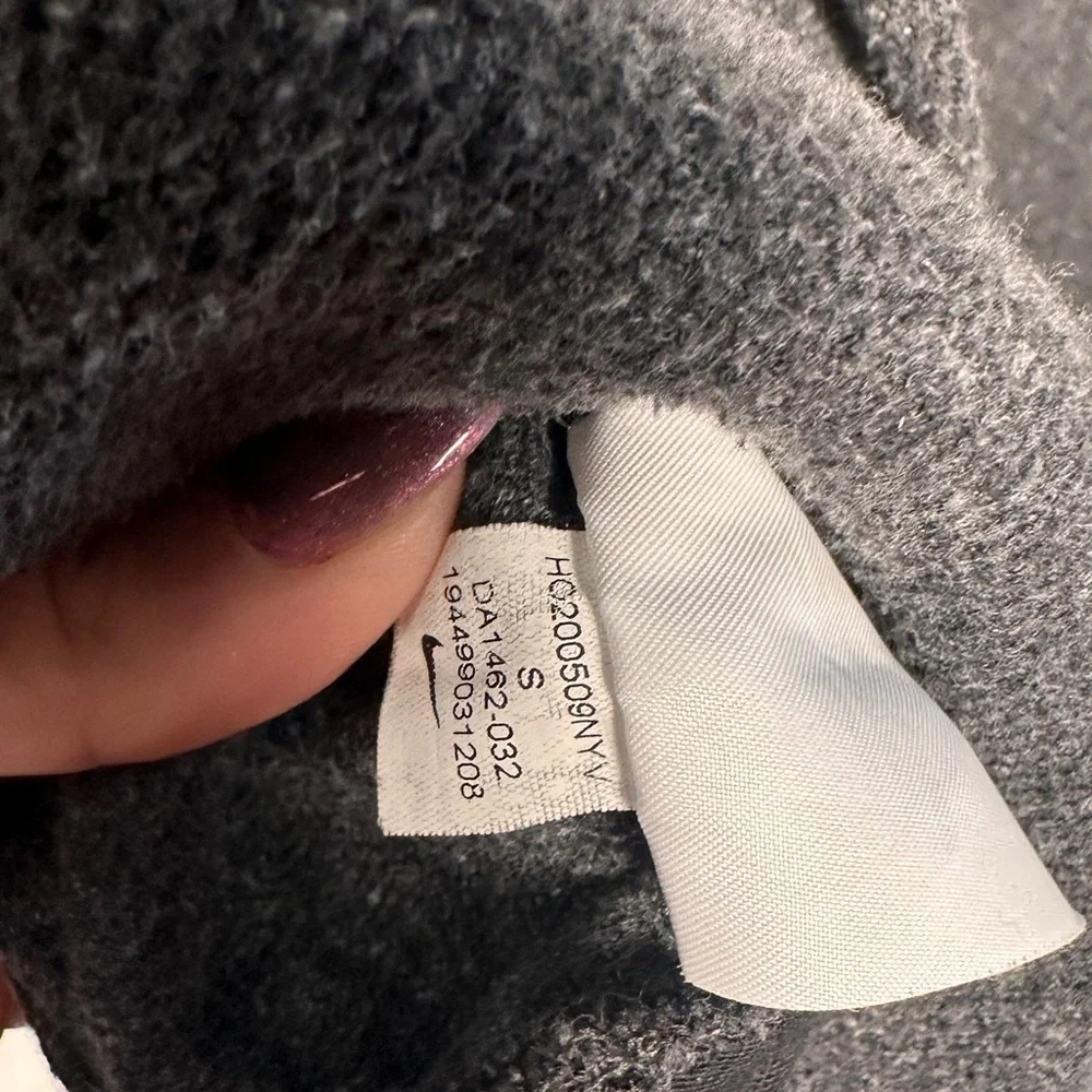3/$20‎ 💥 Nike Swoosh Women’s Gray Sweatshirt Sz Small Pull Over Gray Athleisure